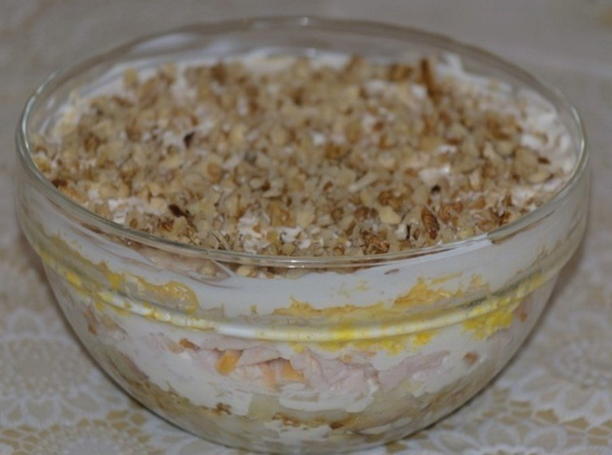 Салат с курицей, сыром, яйцом и грецкими орехами Салат с курицей, сыром, яйцом и грецкими орехами