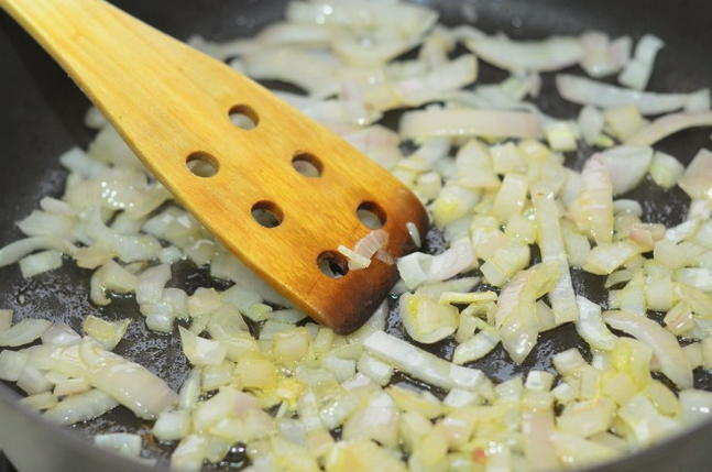 Салат с курицей, жаренными грибами, яйцом, огурцом и луком