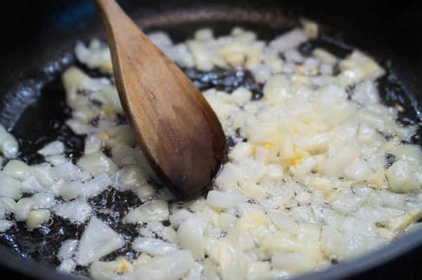 Салат с курицей, грибами, огурцами и морковью