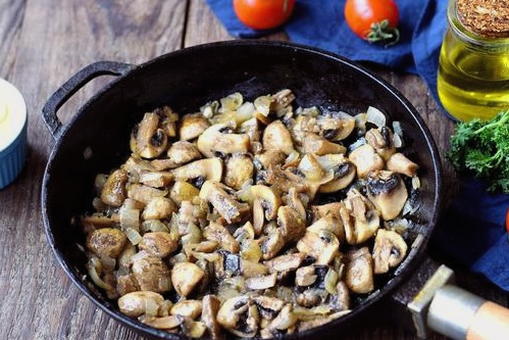 Салат с копченой курицей, помидорами и грибами