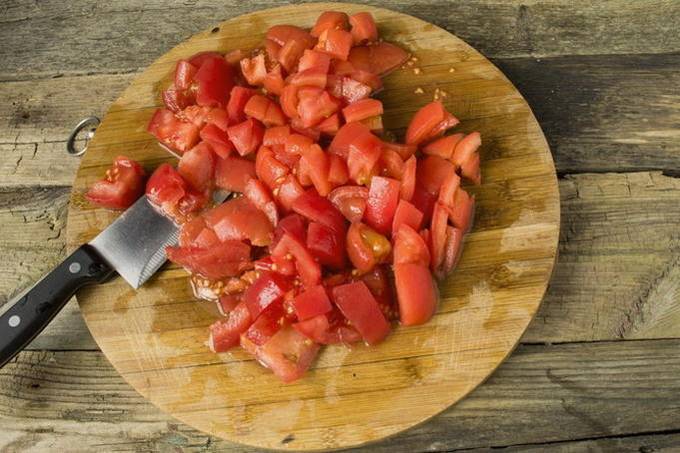 Салат с копченой курицей, помидорами и сыром