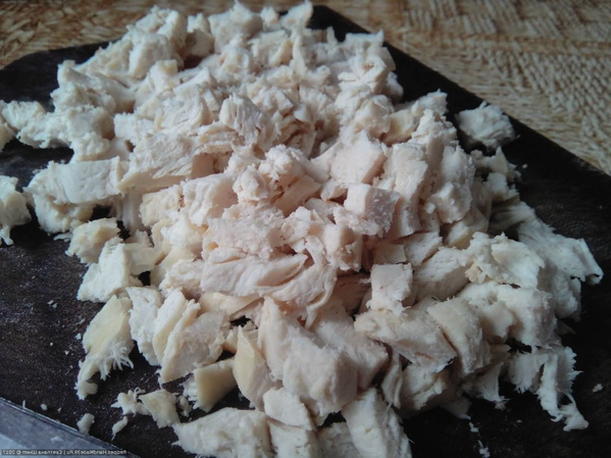 Салат Обжорка с курицей, соленым огурцом, морковью и луком Салат Обжорка с курицей, соленым огурцом, морковью и луком