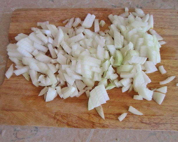 Салат Обжорка с курицей, соленым огурцом, морковью и луком Салат Обжорка с курицей, соленым огурцом, морковью и луком