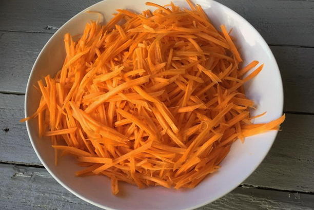 Салат Обжорка с курицей, соленым огурцом, морковью и луком Салат Обжорка с курицей, соленым огурцом, морковью и луком