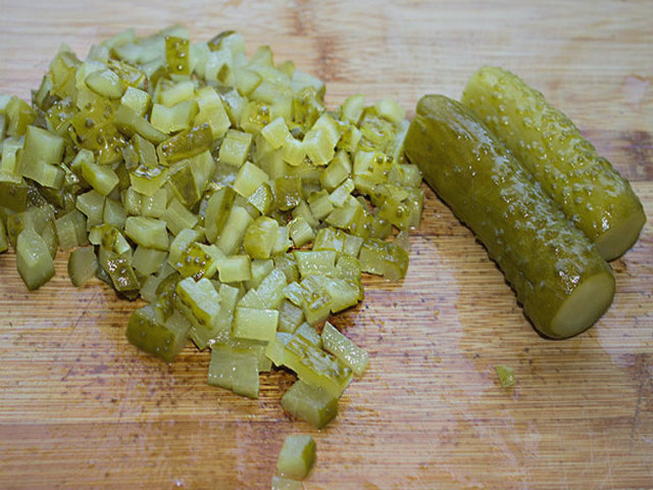 Салат Обжорка с курицей, соленым огурцом, морковью и луком Салат Обжорка с курицей, соленым огурцом, морковью и луком