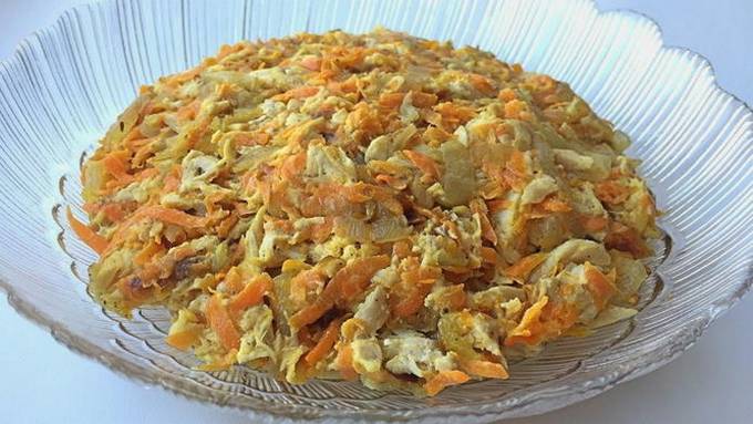 Салат Обжорка с курицей, соленым огурцом, морковью и луком Салат Обжорка с курицей, соленым огурцом, морковью и луком