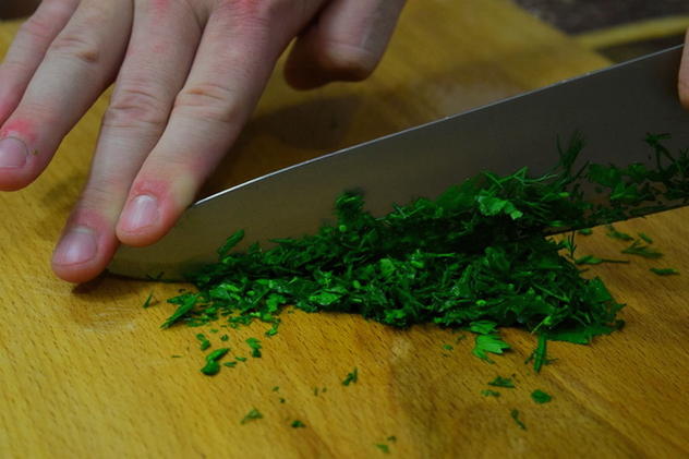 Салат с курицей, корейской морковью, кукурузой и сухариками Салат с курицей, корейской морковью, кукурузой и сухариками