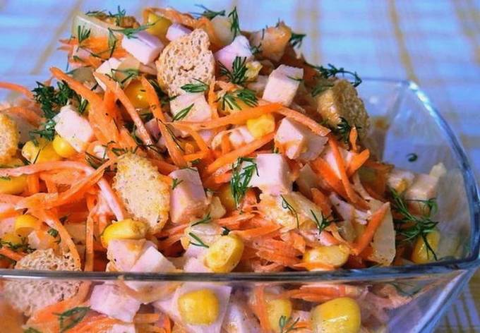 Салат с курицей, корейской морковью, кукурузой и сухариками Салат с курицей, корейской морковью, кукурузой и сухариками