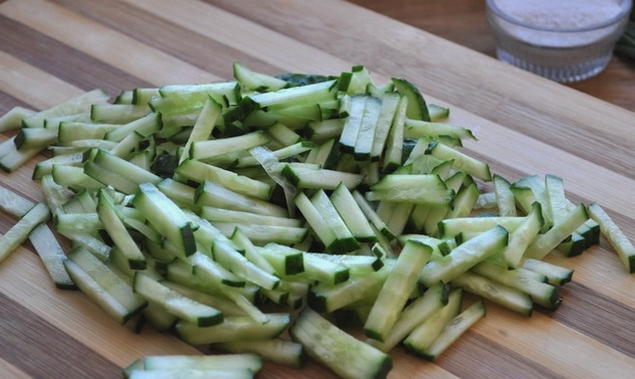 Салат с копченой курицей, свежим огурцом и грибами