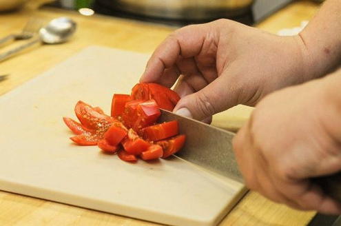 Салат с копченой курицей, помидорами и болгарским перцем