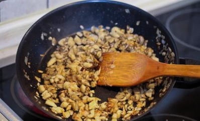 Салат с копченой курицей, корейской морковью и грибами