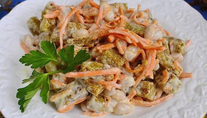 Салат с копченой курицей, корейской морковью, фасолью и сухариками