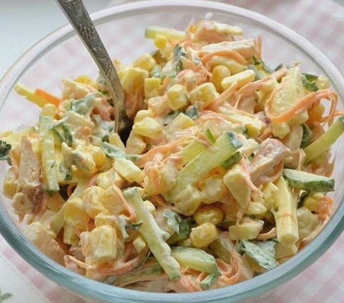 Салат с копченой курицей, корейской морковью, кукурузой и огурцом