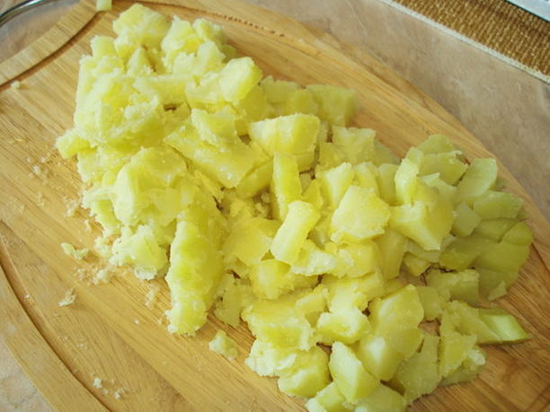 Салат с курицей, картошкой и чипсами