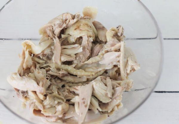 Салат с курицей, сыром, помидорами и сухариками