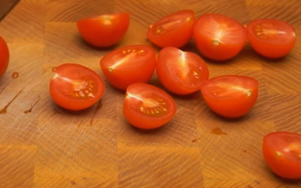 Салат с курицей, сыром, помидорами и сухариками