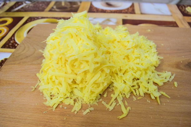 Салат с курицей, сыром, помидорами и сухариками