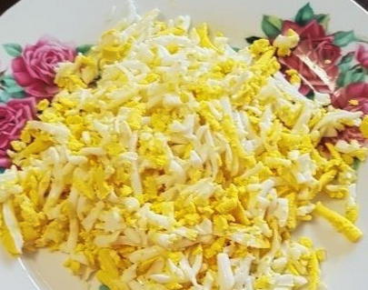 Салат с курицей, сыром, яйцом и яблоком Салат с курицей, сыром, яйцом и яблоком