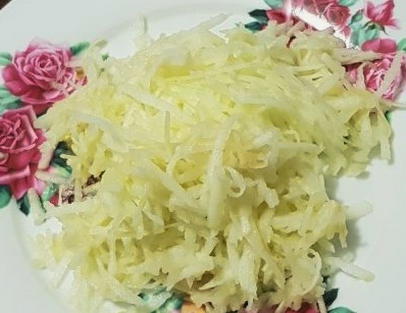 Салат с курицей, сыром, яйцом и яблоком Салат с курицей, сыром, яйцом и яблоком