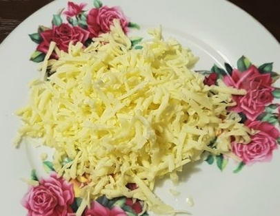 Салат с курицей, сыром, яйцом и яблоком Салат с курицей, сыром, яйцом и яблоком