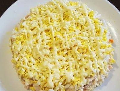 Салат с курицей, сыром, яйцом и яблоком Салат с курицей, сыром, яйцом и яблоком