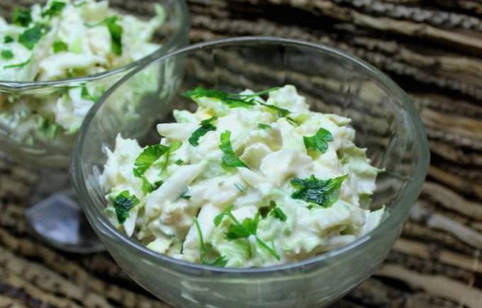 Салат с курицей, сыром, яйцом и пекинской капустой