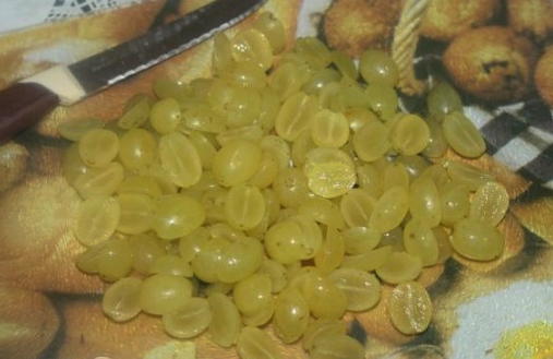 Салат с курицей, сыром, яйцом и виноградом Салат с курицей, сыром, яйцом и виноградом