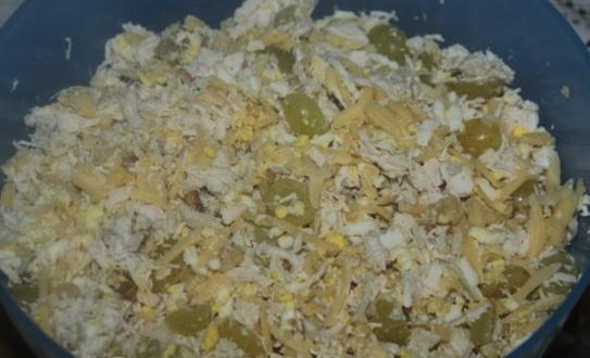 Салат с курицей, сыром, яйцом и виноградом Салат с курицей, сыром, яйцом и виноградом