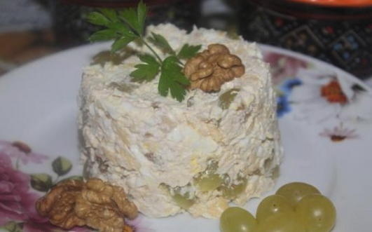Салат с курицей, сыром, яйцом и виноградом Салат с курицей, сыром, яйцом и виноградом