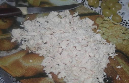 Салат с курицей, сыром, яйцом и виноградом Салат с курицей, сыром, яйцом и виноградом