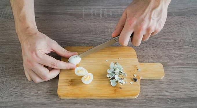 Салат с курицей, сыром, яйцом и сухариками
