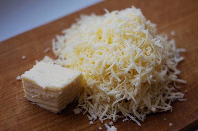 Салат с курицей, сыром, яйцом, огурцом и майонезом Салат с курицей, сыром, яйцом, огурцом и майонезом