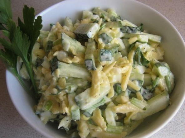 Салат с курицей, сыром, яйцом, огурцом и майонезом Салат с курицей, сыром, яйцом, огурцом и майонезом