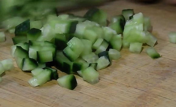 Салат с курицей, сыром, яйцом и огурцом Салат с курицей, сыром, яйцом и огурцом