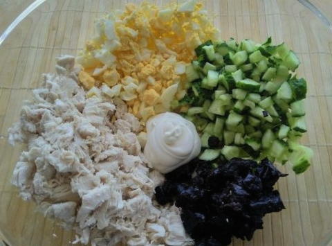 Салат с курицей, сыром, яйцом, огурцом и черносливом Салат с курицей, сыром, яйцом, огурцом и черносливом