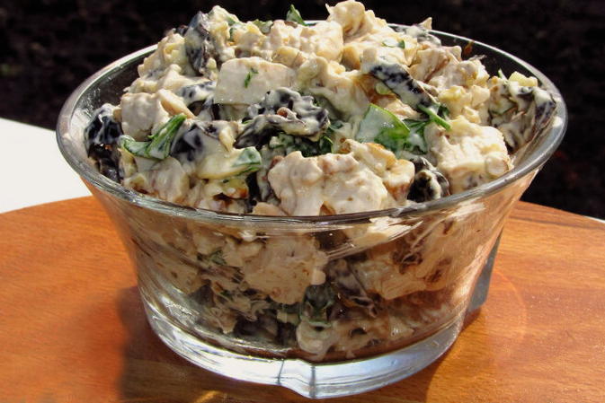Салат с курицей, сыром, яйцом и черносливом Салат с курицей, сыром, яйцом и черносливом