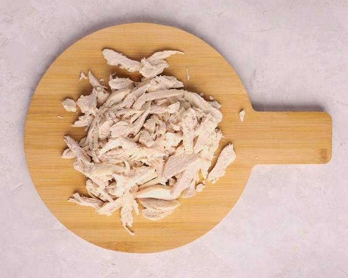 Слоеный салат с курицей, сыром, черносливом и грецким орехом Слоеный салат с курицей, сыром, черносливом и грецким орехом