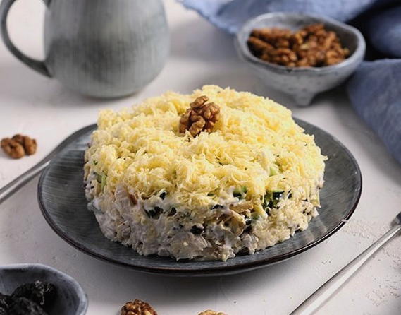 Слоеный салат с курицей, сыром, черносливом и грецким орехом Слоеный салат с курицей, сыром, черносливом и грецким орехом