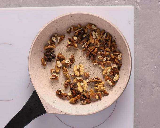 Салат с курицей, сыром, грецким орехом, черносливом и огурцом