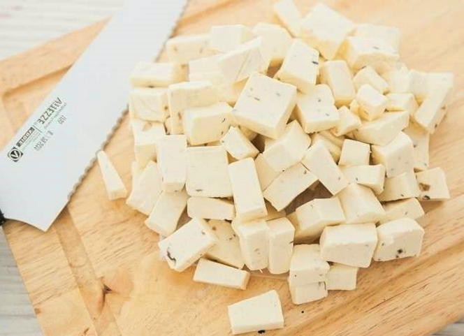 Салат с курицей, сыром, грецким орехом, черносливом и огурцом