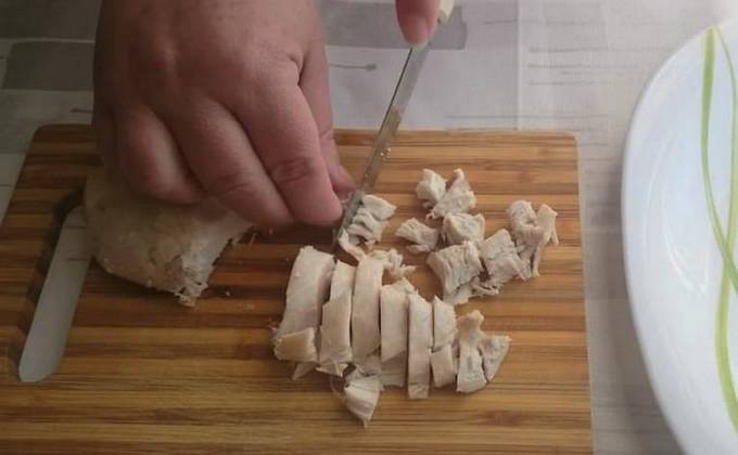 Салат с курицей, сыром, грецким орехом и черносливом