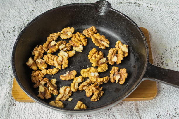 Салат с курицей, сыром, грецким орехом и черносливом