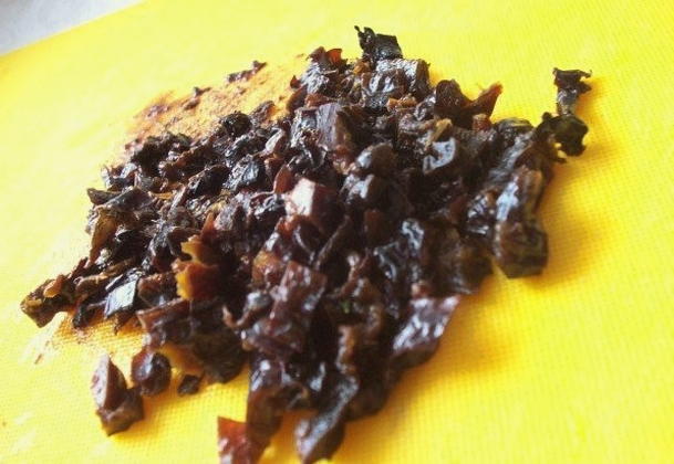 Салат с курицей, сыром, грецким орехом и черносливом