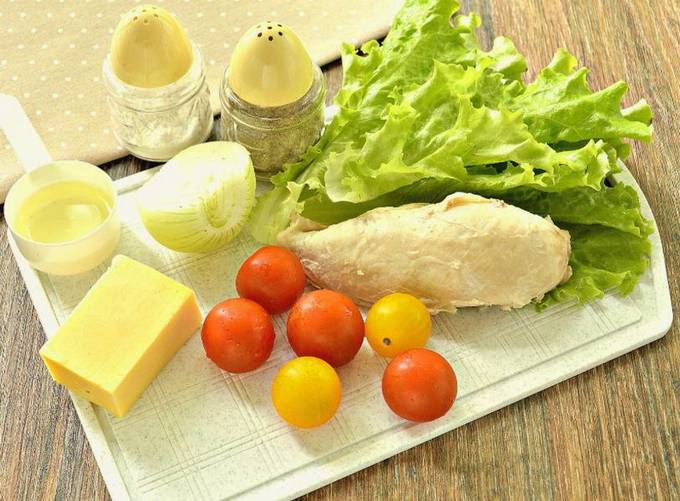Салат с курицей, сыром, помидорами и листьями салата Салат с курицей, сыром, помидорами и листьями салата