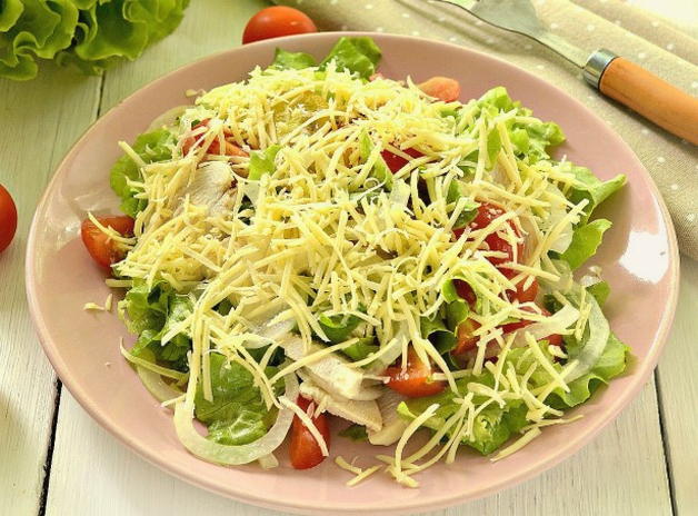 Салат с курицей, сыром, помидорами и листьями салата Салат с курицей, сыром, помидорами и листьями салата