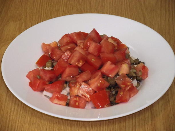 Салат с курицей, сыром, помидорами и шампиньонами