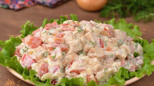Салат с курицей, сыром, помидорами и болгарским перцем Салат с курицей, сыром, помидорами и болгарским перцем