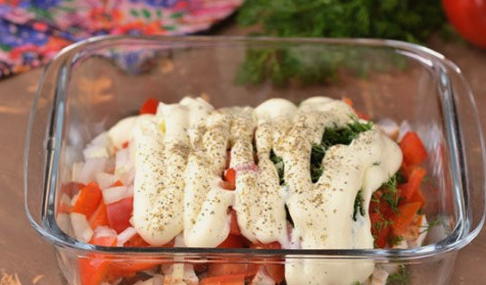 Салат с курицей, сыром, помидорами и болгарским перцем Салат с курицей, сыром, помидорами и болгарским перцем
