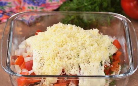 Салат с курицей, сыром, помидорами и болгарским перцем Салат с курицей, сыром, помидорами и болгарским перцем