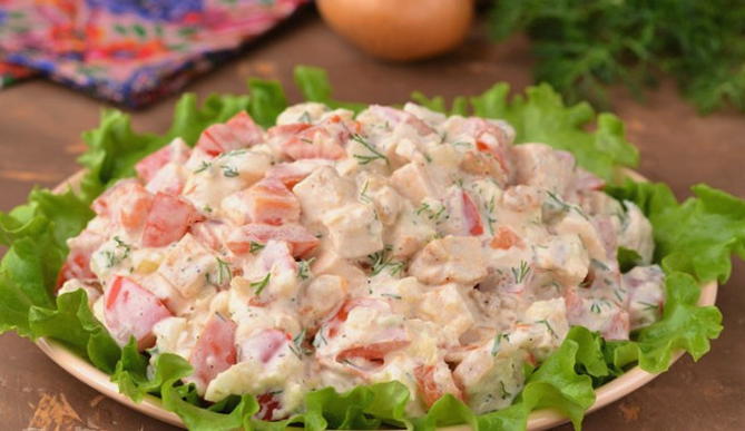 Салат с курицей, сыром, помидорами и болгарским перцем Салат с курицей, сыром, помидорами и болгарским перцем